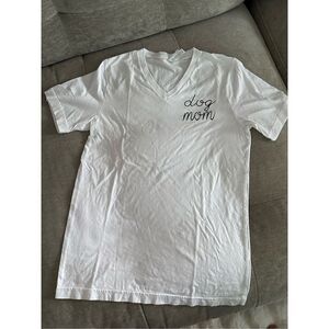 Dog Mom v-neck t-shirt‎ sz small